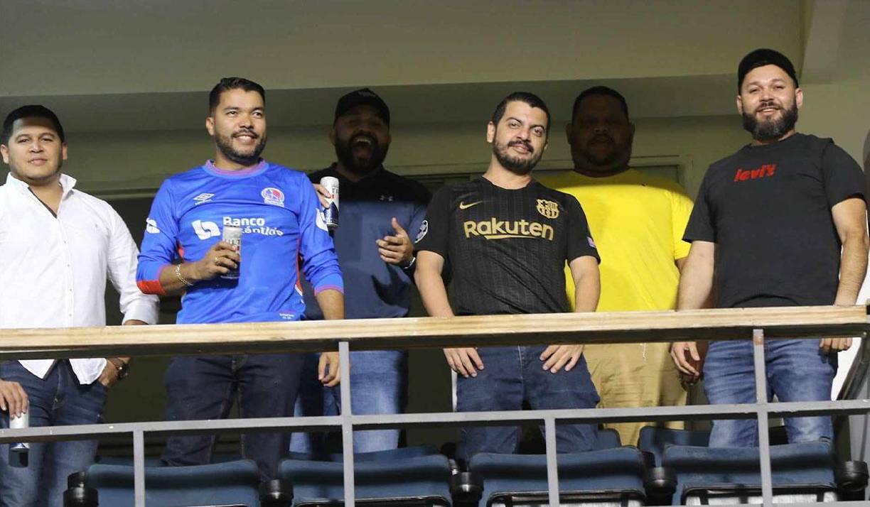 Aficionados del Olimpia en uno de los palcos posaron para el lente de Grupo OPSA.