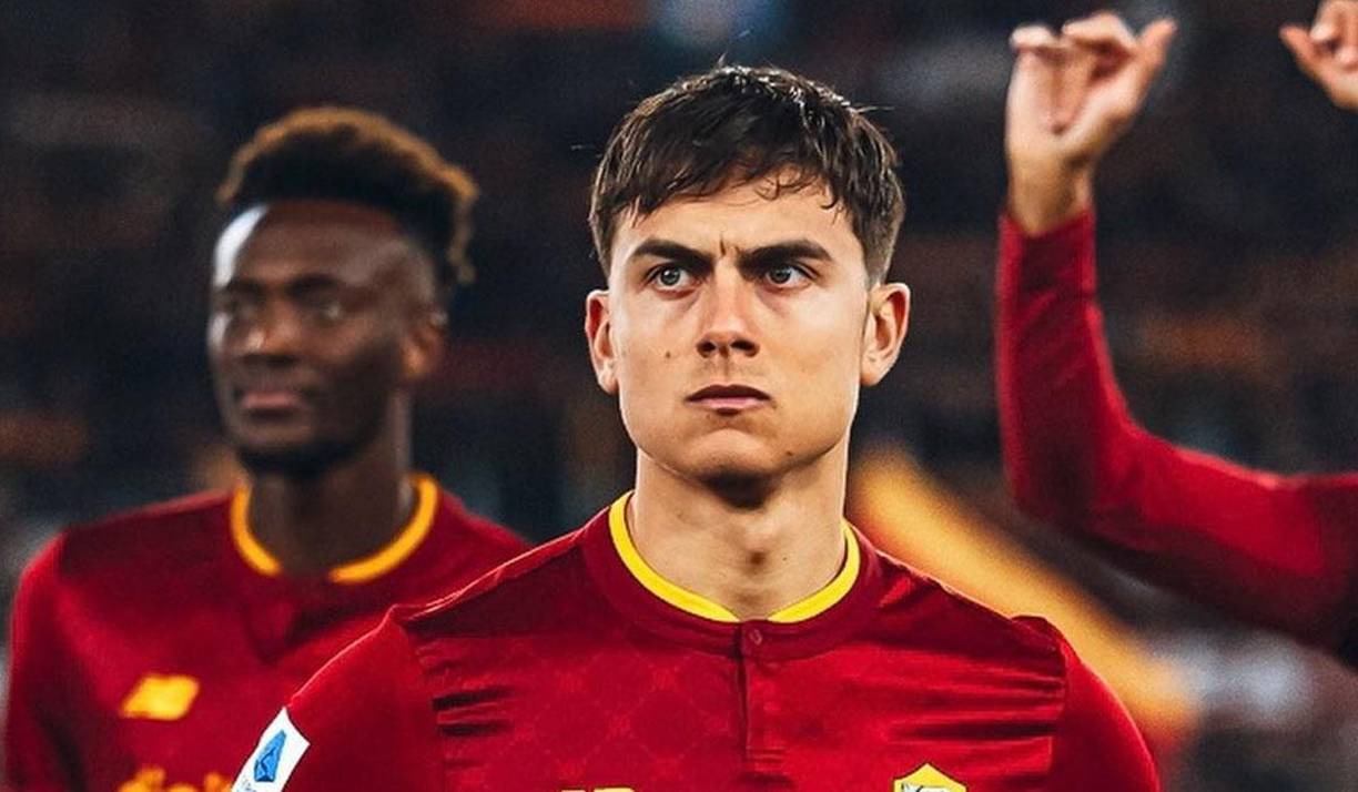 Dybala ha sido vinculado con el Chelsea, pero el propio argentino se ha encargado de aclarar su futuro: “Estoy motivado para la pretemporada, que comenzamos hoy. Estoy feliz en la Roma. Me quedo aquí”, dijo.