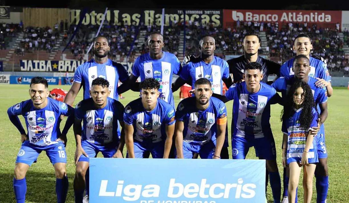 El 11 titular del Victoria que mandó a la cancha Hernán Medina. En el equipo inicial destacó el portero Marlon Licona, quien se unió al club el viernes procedente del Motagua.