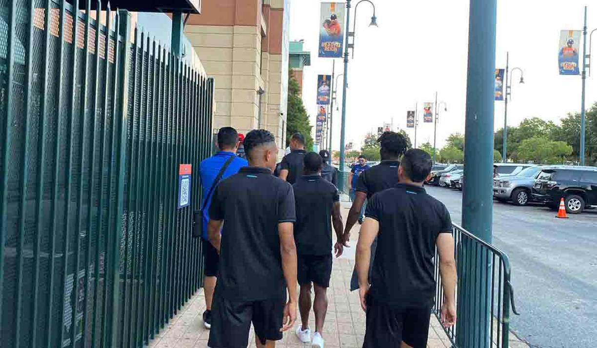 Los jugadores de la Selección de Honduras aprovecharon su estadía en Houston de cara a la Copa Oro para ver un partido de su compatriota, Mauricio Dubón.