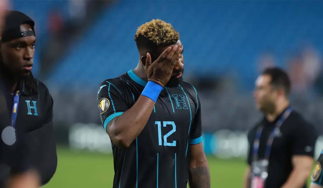 Alberth Elis trató de animar a un Benguché que lució abatido.