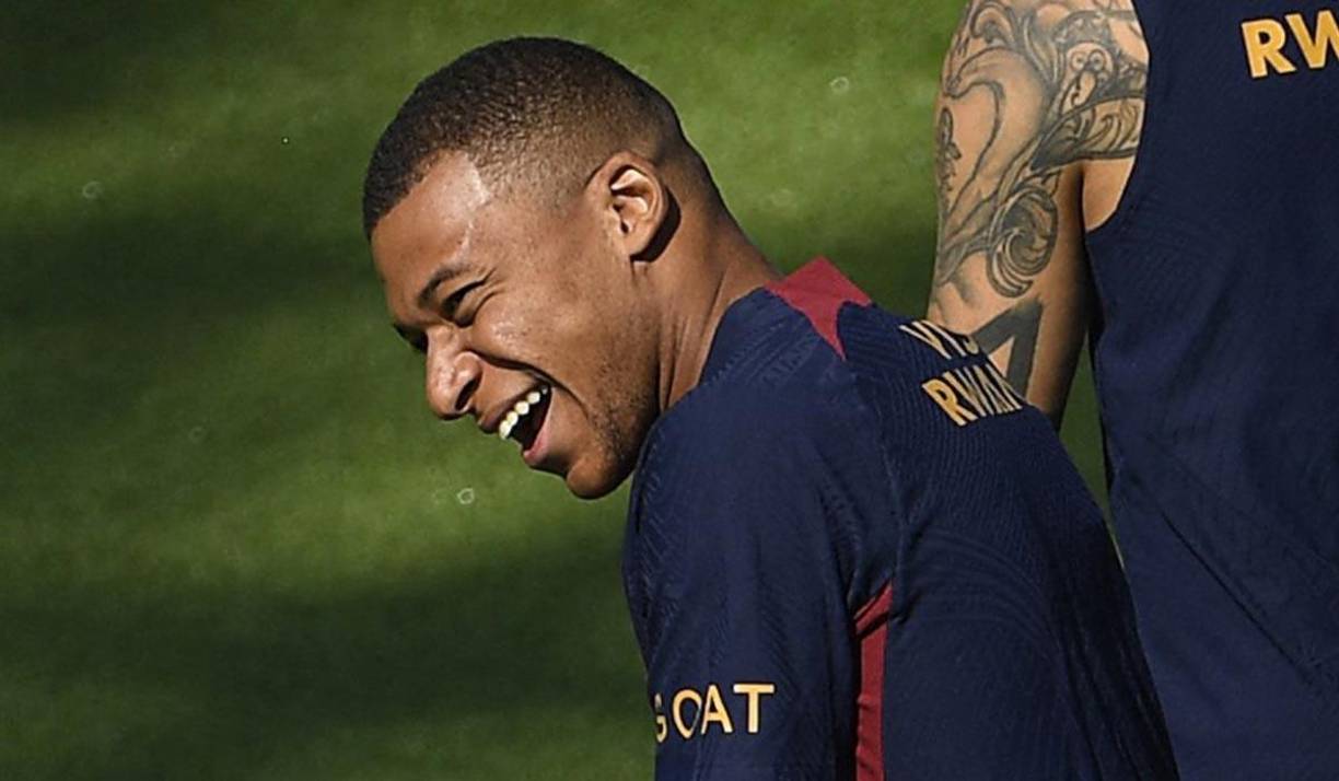 El delantero francés Kylian Mbappé ha rechazado considerar la propuesta de jugar en Arabia Saudí con el Al-Hilal, que había puesto sobre la mesa una oferta récord de 300 millones de euros al Paris Saint-Germain (PSG) que el club estaba dispuesto a aceptar, según la prensa deportiva gala.