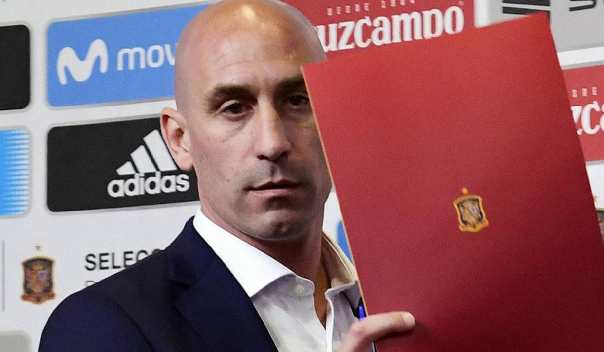 El presidente de la Federación española se enfrenta a una posible destitución y aparecieron nuevos datos en su contra.