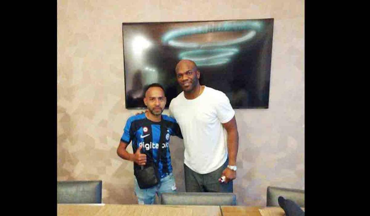 Allan Cardona, un fiel fan de David Suazo, tuvo la oportunidad de tomarse una foto con su ídolo. En las redes sociales de Allan se pudo conocer que es un entrenador de fútbol.
