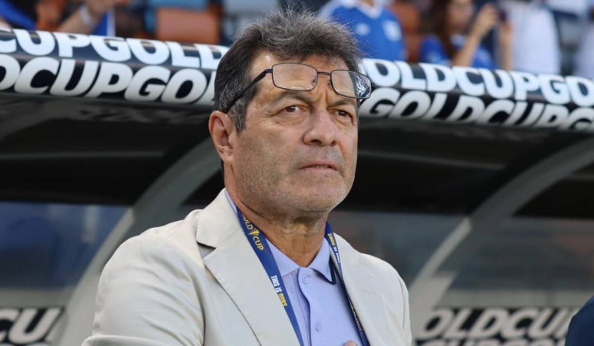 Hugo Pérez: Tiene un salario de 30 mil dólares mensuales como DT de la selección de El Salvador. El cuscatleco nacionalizado estadounidense dirige a la Selecta desde 2021. Llegó en lugar de Carlos de los Cobos, quien ganaba 20,000 dólares.
