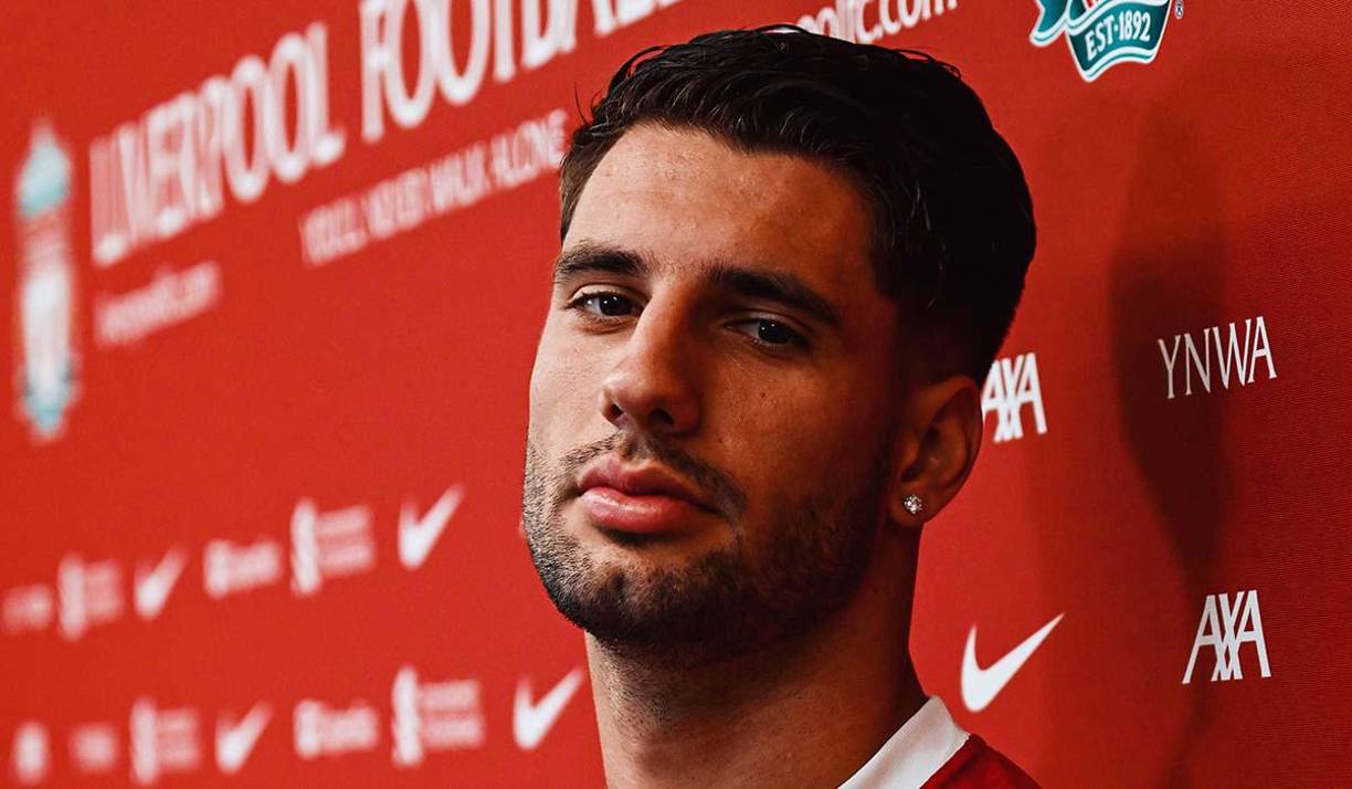 OFICIAL: El Liverpool anunció la contratación del mediocampista internacional húngaro Dominik <b>Szoboszlai</b>, hasta ahora en el RB Leipzig. Según la prensa, el jugador de 22 años (32 partidos internacionales) se comprometió con los ‘Reds’ por cinco años y la cláusula liberatoria pagada por el club inglés se eleva a 70 millones de euros (76,3 millones de dólares).