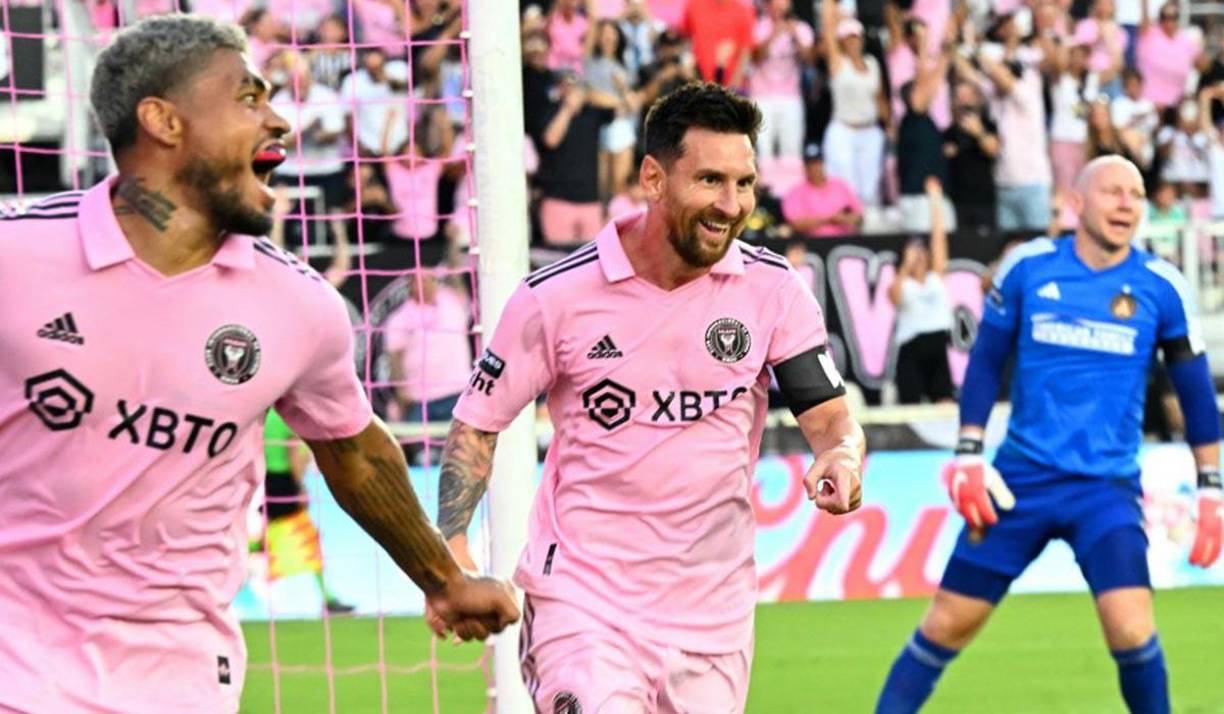 En otra gran jugada la ‘Pulga’ abrió a la banda izquierda de Robert Taylor, que le devolvió la pelota al centro del área, ahí donde <b>Messi</b> no falla. Segundo gol (22) con la derecha y de nuevo la locura, los gritos y los fuegos artificiales. 