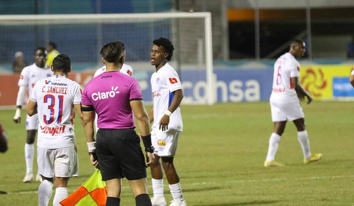 Para cerrar con broche de oro, Gustavo Reggi mandó al campo de juego a Dimitri Gordon. El juvenil se estrenaba con Olimpia y lo hizo de sensacional manera al anotar el sexto y definitivo tanto del equipo de Pedro Troglio que alcanzó las 13 unidades en el Apertura. Vida se hunde. 