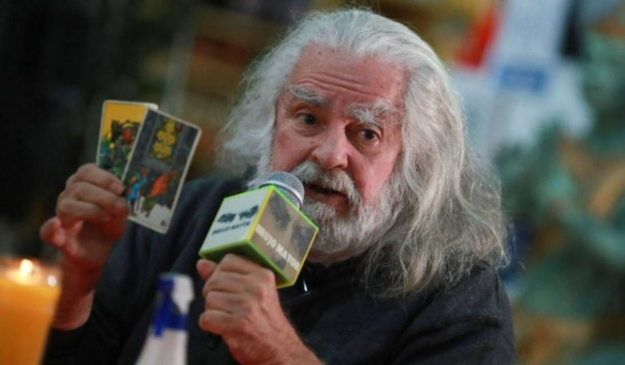 “Él venía a hacer sus rituales para el fútbol”, comentó la conductora tapatía mientras que la producción transmitía un breve video de la que habría sido la última visita del Brujo Mayor al foro. Andrea y Tania tomaron la palabra para mandar sus condolencias a los familiares del astrólogo y sin más siguieron con el programa.