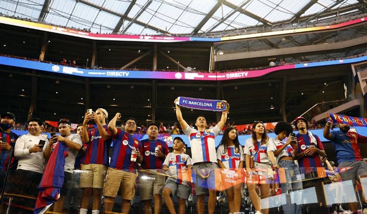 Los aficionados pusieron el ambiente en las graderías. 