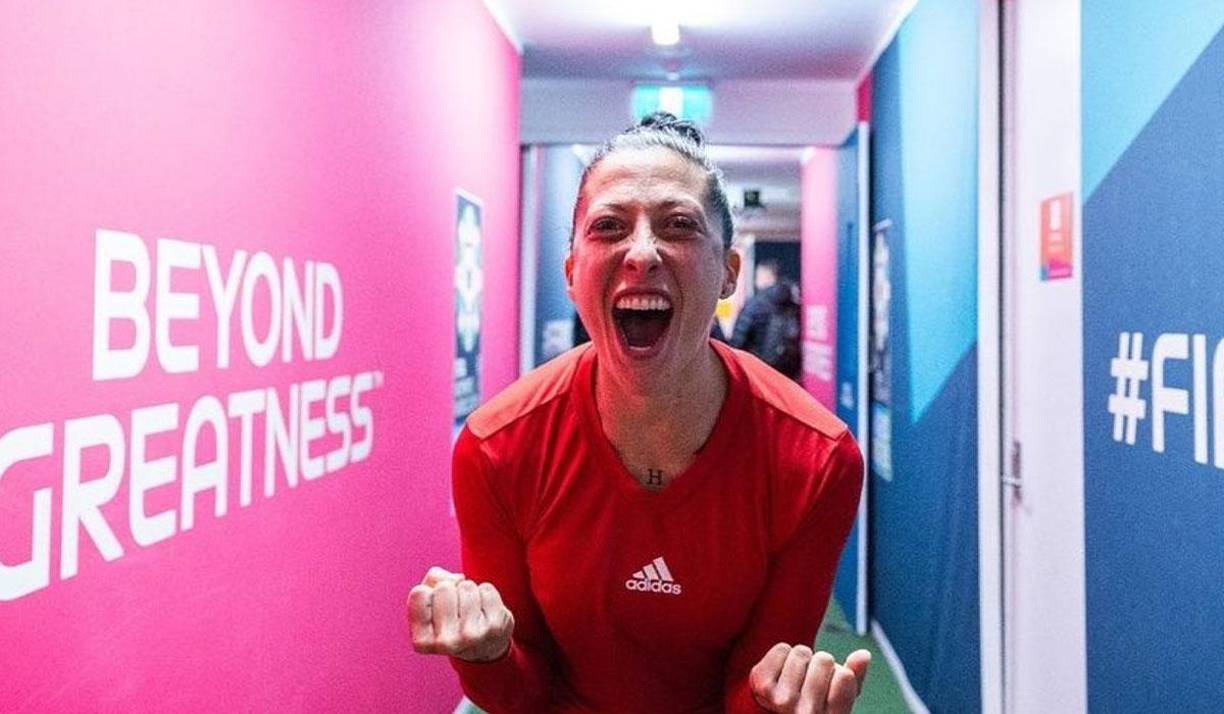 ”La situación me provocó un shock por el contexto de celebración, y con el paso del tiempo y tras profundizar un poco más en esas primeras sensaciones, siento la necesidad de denunciar ese hecho ya que considero que ninguna persona, en ningún ámbito laboral, deportivo o social debe ser víctima de este tipo de comportamientos no consentidos. Me sentí vulnerable y víctima de una agresión, un acto impulsivo, machista, fuera de lugar y sin ningún tipo de consentimiento por mi parte”, explicó Hermoso.