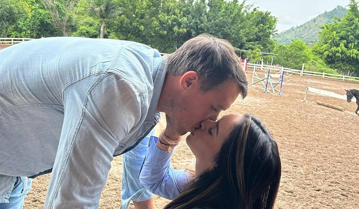 Para mala fortuna de algunos de sus admiradores, Ana está felizmente casada. 