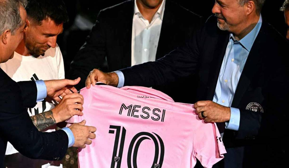 Momento en donde le entregan la camiseta del Inter Miami a Lionel Messi.