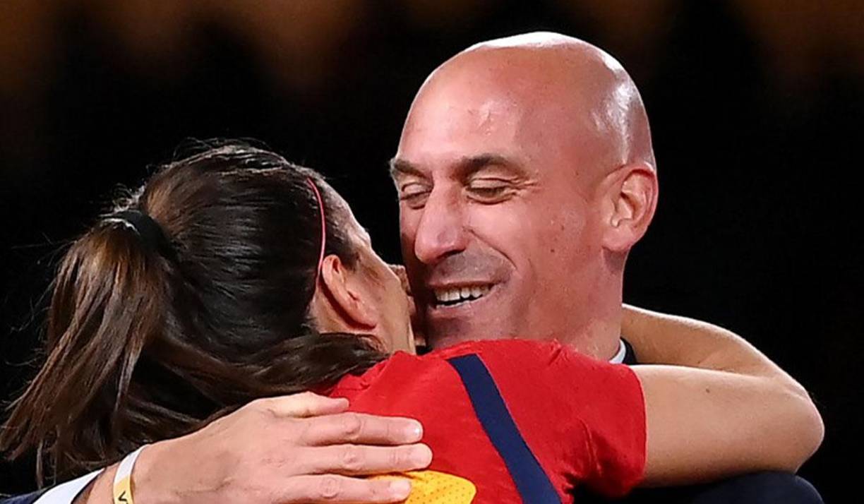 La Liga Profesional de Fútbol Femenino de España pidió este miércoles inhabilitar al presidente de la Federación Española de Fútbol (RFEF) <b>Luis Rubiales</b>, por el beso en la boca que le dio a la jugadora Jenni Hermoso tras el Mundial femenino ganado por las españolas el domingo en Sídney.