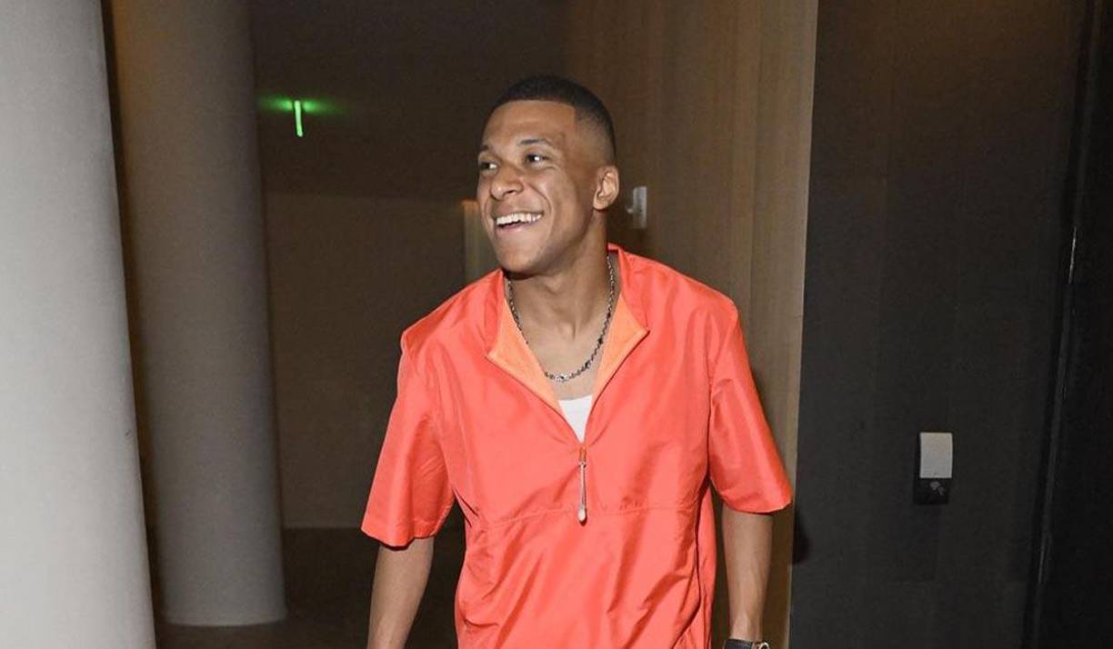 En medio de las sospechas y las indagaciones por revelar quién acompañaba al delantero estrella de PSG, las redes sociales se convulsionaron por la imagen de Mbappé con la mujer.