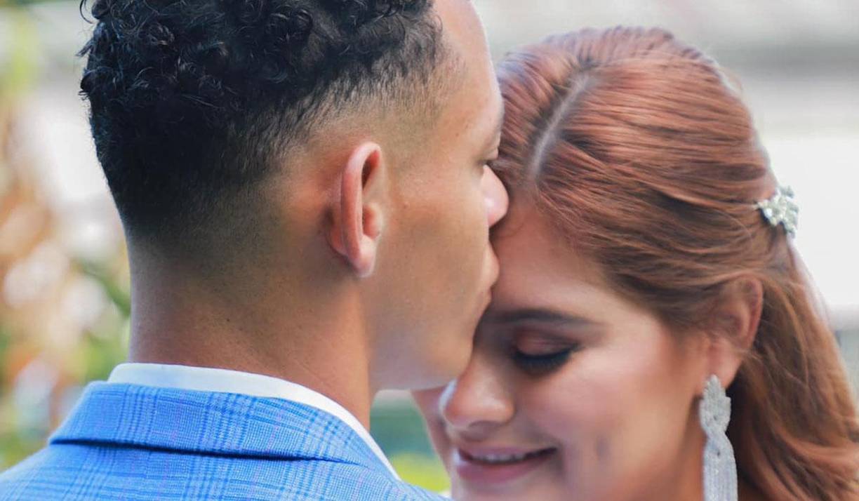 El mediocampista hondureño Damin Ramírez se juró amor eterno con una bella chica. 