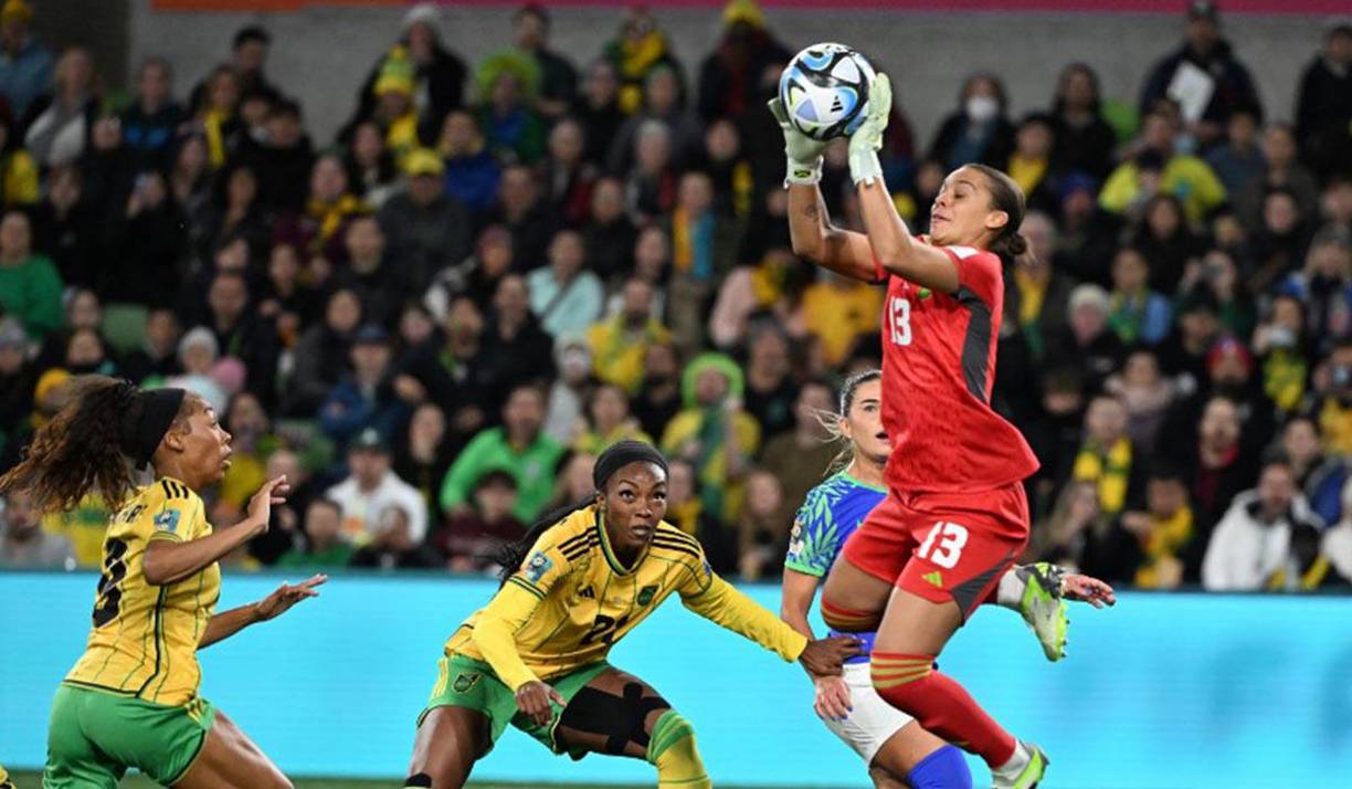 La Canarinha, vigente campeona de América, necesitaba la victoria y apostó en el ‘factor Marta’, el alma del equipo, para insuflar ánimo a una plantilla tocada después de caer ante Francia, pero se estrelló ante el correoso sistema defensivo de Jamaica.
