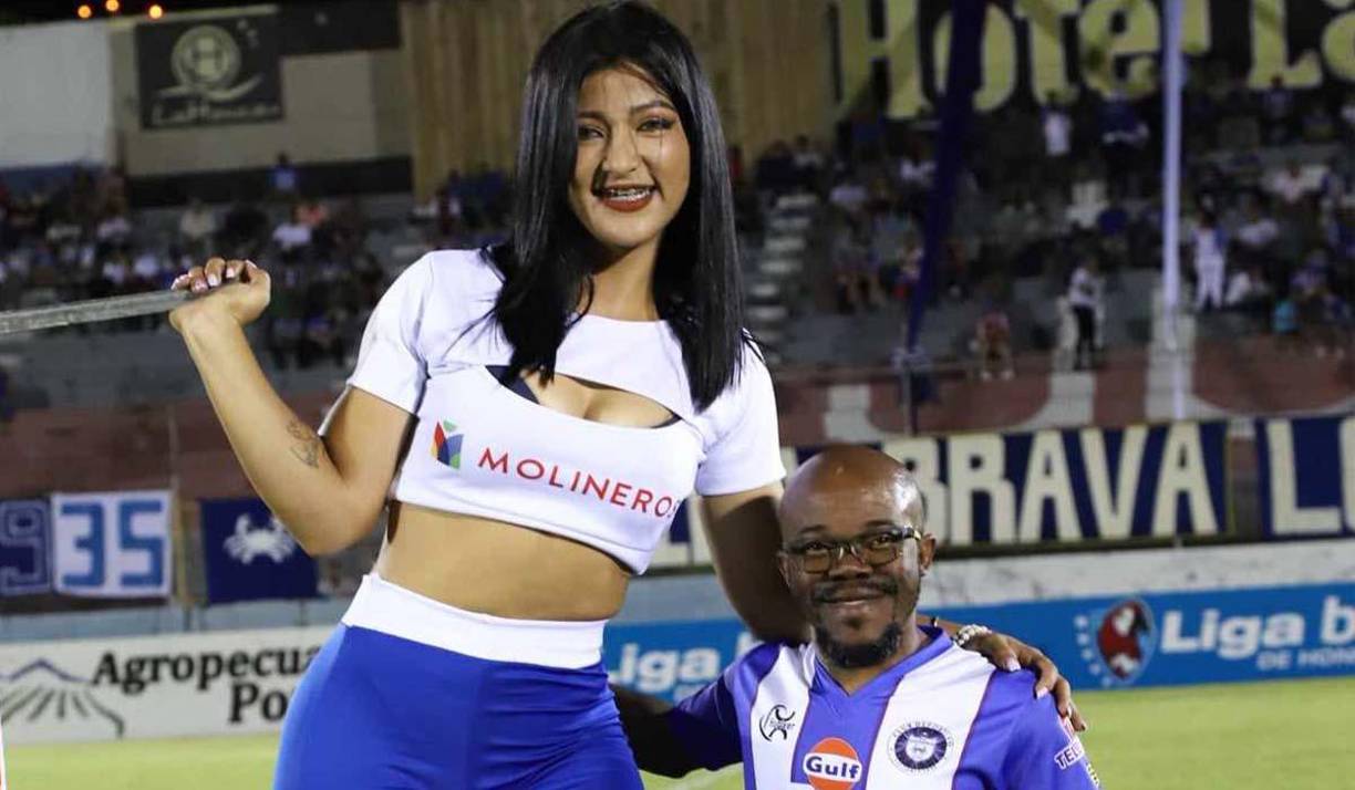 Una de las bellas edecanes que posó con un aficionado del Victoria antes del pitazo inicial del juego.