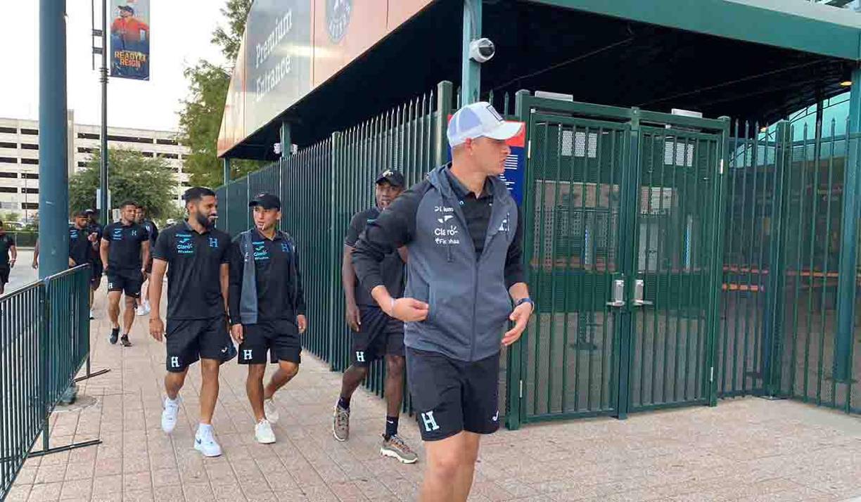 Tras realizar el entrenamiento, los jugadores y cuerpo técnico de la selección de Honduras se desplazaron al Minute Maid Park, casa de los Astros de Houston. 