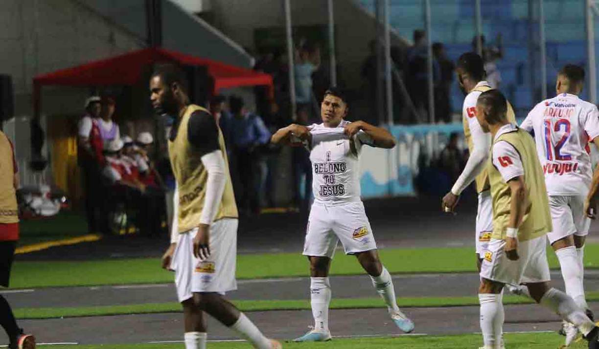 Bryan Moya acabó con la mala racha de no marcar y así fue su festejo.