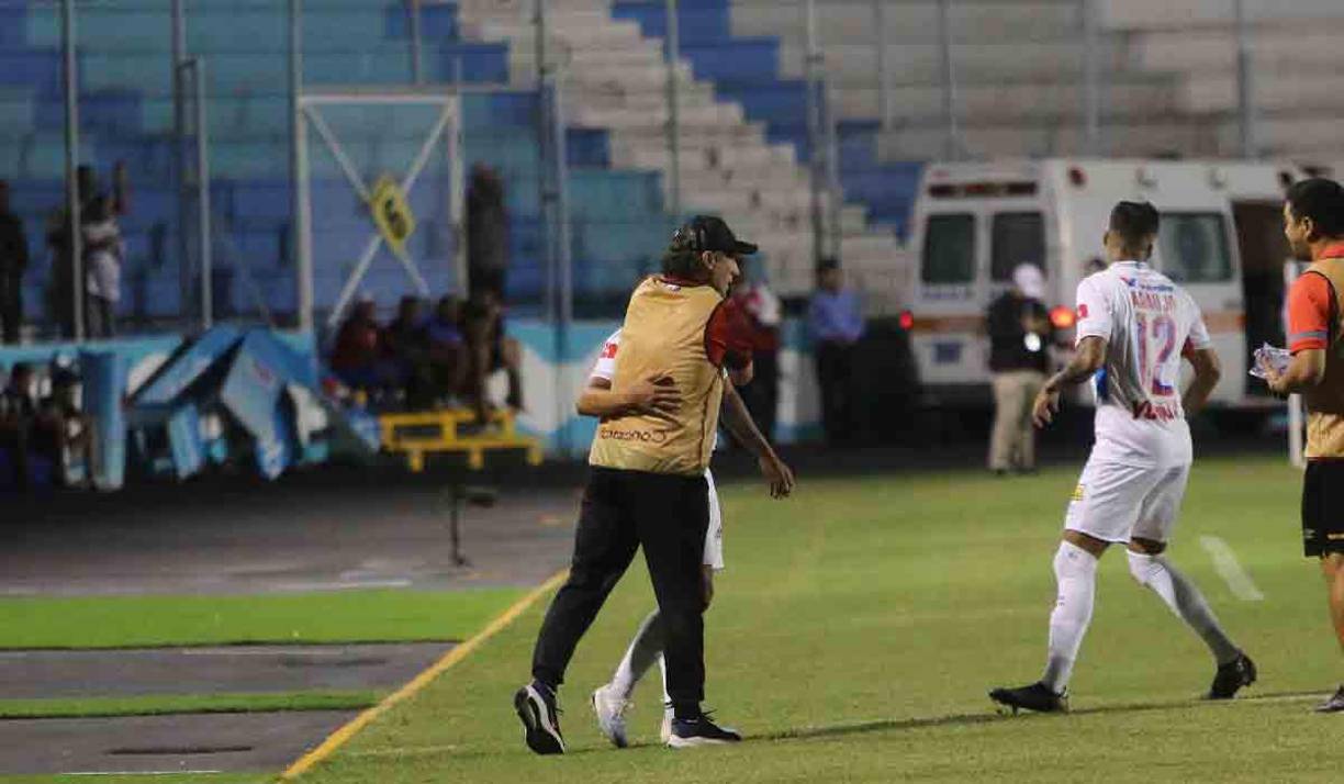 Bryan Moya le dio un abrazo a Pedro Troglio tras anotar. El argentino siempre ha confiado en el delantero que ha pasado momentos complicados en los últimos meses.