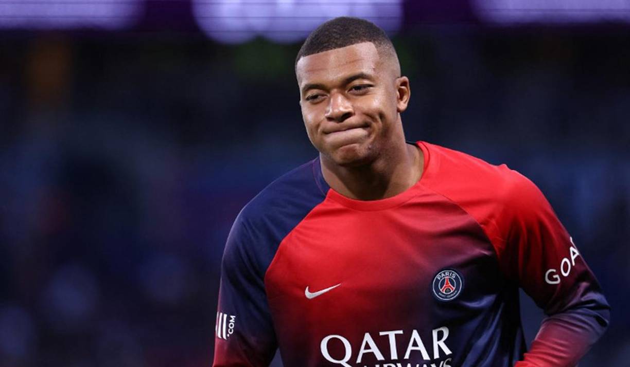 El tan esperado desenlace en la novela de Kylian Mbappé ha llegado, al menos por el momento. Según las informaciones de Téléfoot, el talentoso delantero francés ha decidido permanecer en el Paris Saint-Germain (PSG) para la temporada actual. 