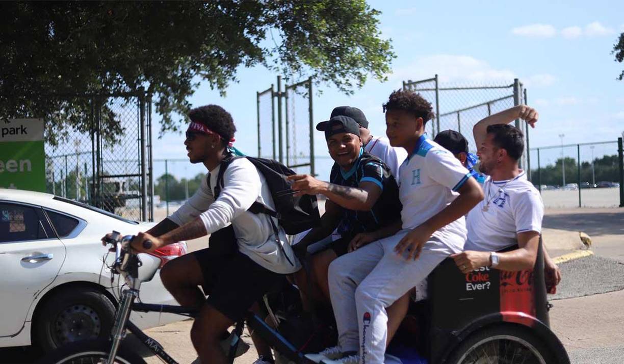 Estos chicos hondureños pusieron el ambiente a su llegada al NRG Stadium de Houston.