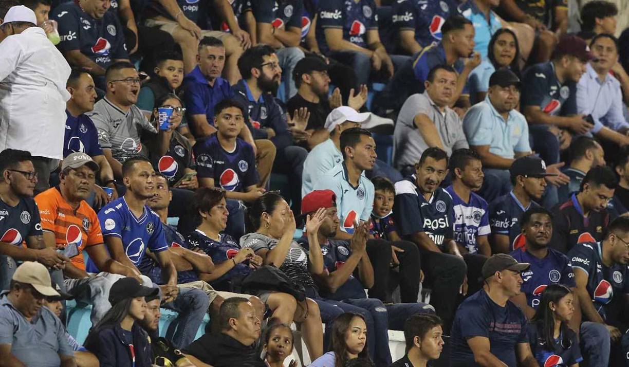 La afición del Motagua llegó en buena cantidad para ver al equipo de sus amores.