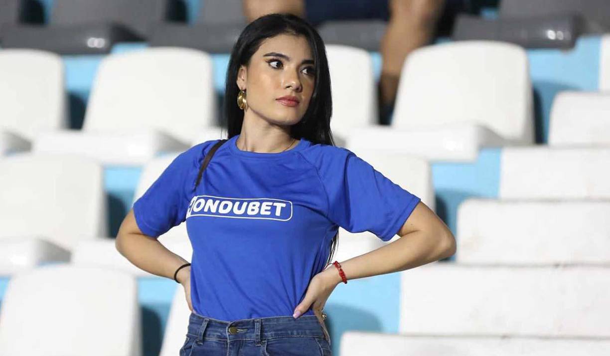 Una de las mujeres que engalanó con su belleza el sector de silla.