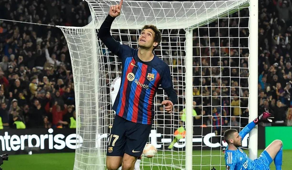 El Manchester United va con todo por Marcos Alonso. Los Diablos Rojos le ofrecen un contrato de dos temporadas al jugador. Es decir, la cesión de esta temporada y un año más cuando acabe su contrato el próximo 30 de junio. El defensor no descarta irse.