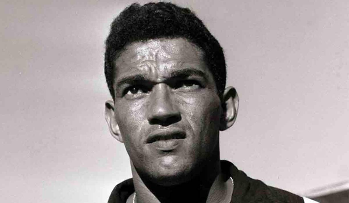 Garrincha: Futbolista brasileño, adicto al alcohol y al tabaco desde los diez años de edad, se convirtió en un referente histórico junto a Pelé. Murió en 1983 a los 49 años a causa de la bebida.