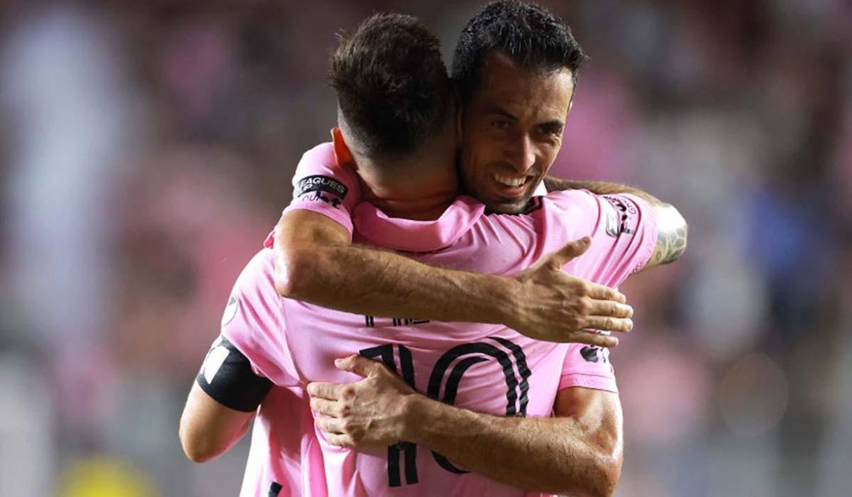 Messi en el momento que también era abrazado por Busquets. 