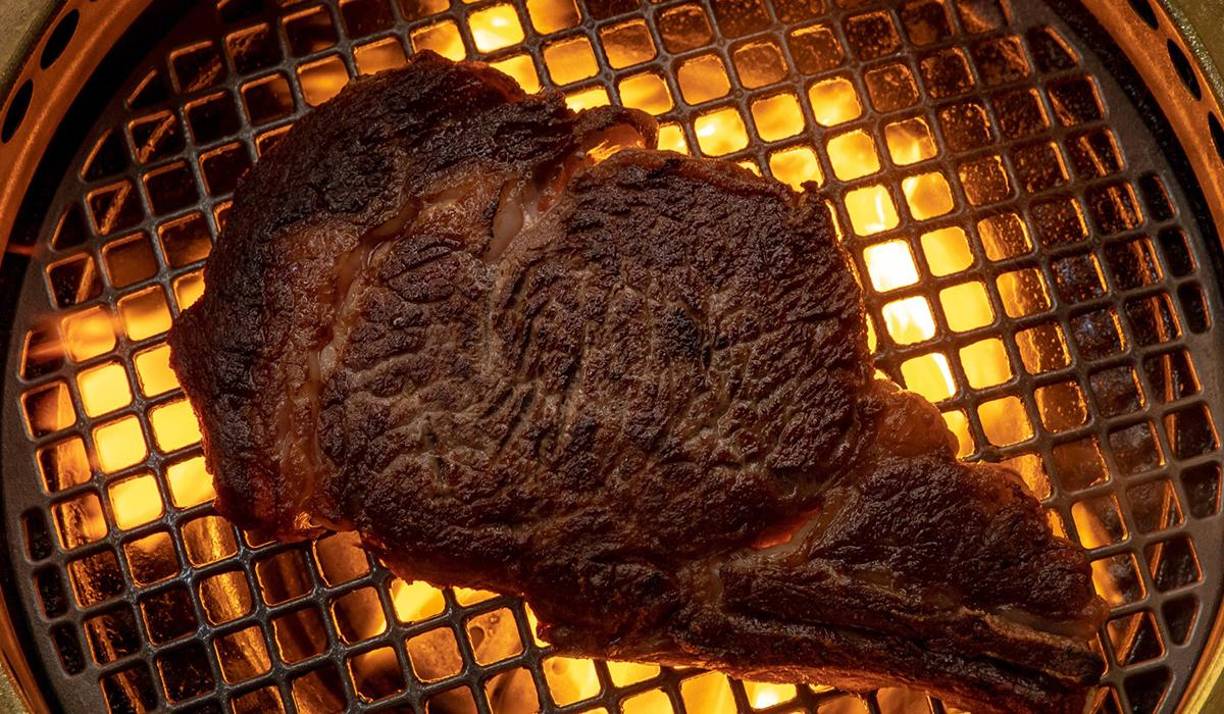 El menú ofrece una selección de elementos exclusivos que deleitan los sentidos y transportan a los amantes de la buena comida a un viaje culinario inolvidable. Entre las destacadas opciones se encuentra la <b>carne de res añejada en seco</b> de primera calidad.