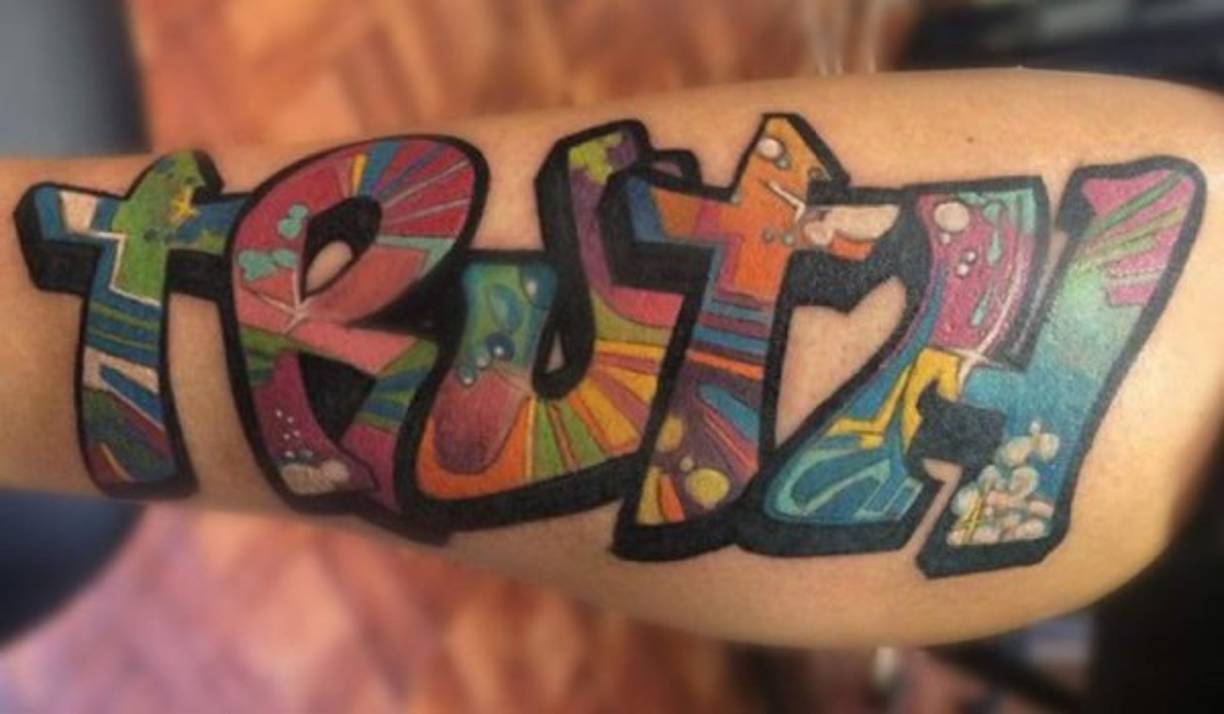 Tatuaje grafiti<br/><br/>El estilo graffiti también es conocido como nueva escuela. Utiliza dibujos animados influenciados por las técnicas y estilos artísticos del graffiti y el hip-hop e incorpora colores brillantes.<br/>Imagen tomada de https://psicologiaymente.net/miscelanea/tipos-de-tatuajes