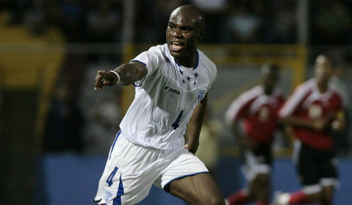 Su carrera en clubes contrasta con sus actuaciones en la Selección de Honduras, en la cual disputó 71 partidos y marcó 11 goles, formando parte de una de las generaciones más exitosas que ha visto el balompié catracho.