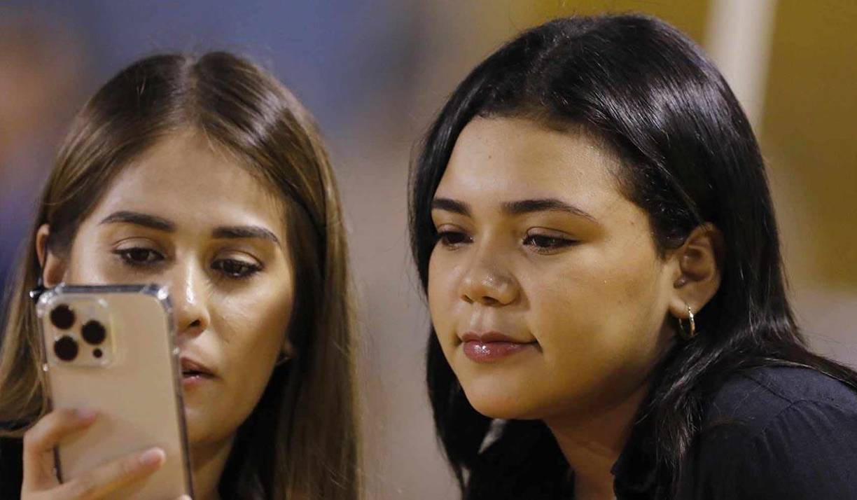 Desired y Karla López se tomaron un par de fotografías antes del inicio del partido .