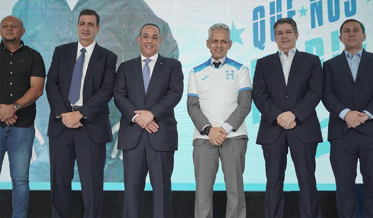 Reinaldo Rueda junto a los miembros de la Comisión de Selecciones y el exjugador Sergio Mendoza. 