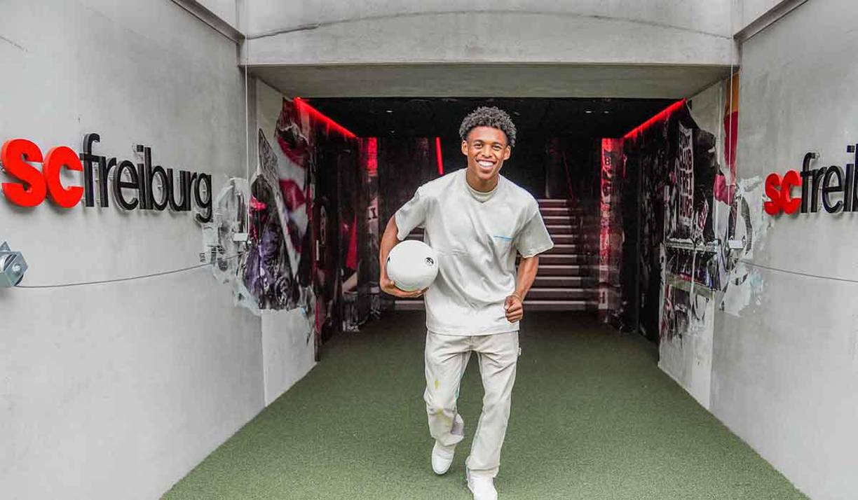 OFICIAL: El Friburgo de Alemania ha fichado al delantero austriaco Junior Adamu. Llega procedente del RB Salzburgo.