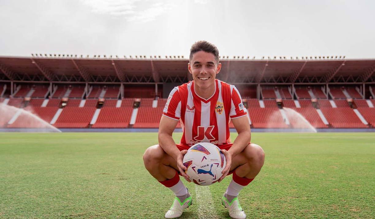 El centrocampista Sergio Arribas deja al Real Madrid y es nuevo jugador del Almería. El canterano blanco llega previo pago de 6 millones de euros y ficha por seis temporadas, hasta el 30 de junio de 2029.El Real Madrid, no obstante, se guarda el 50% de los derechos del jugador.