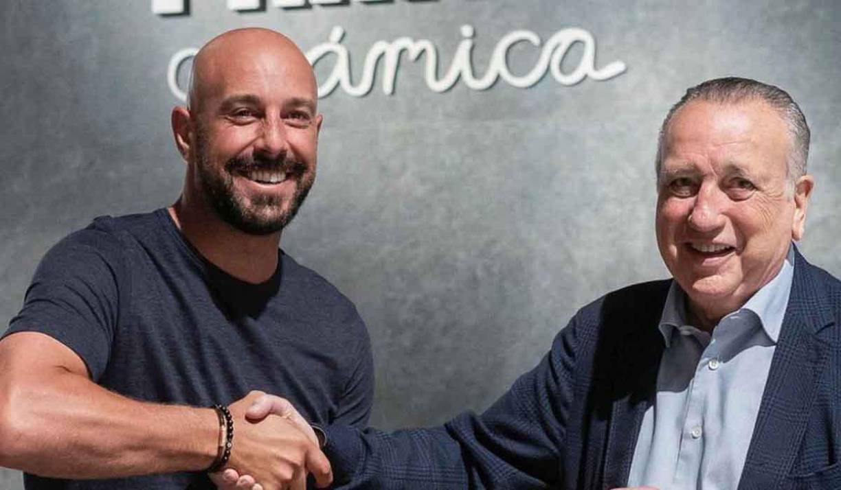 Pepe Reina: A sus 40 años de edad, el portero español renovó hasta el 2024 con el Villarreal.