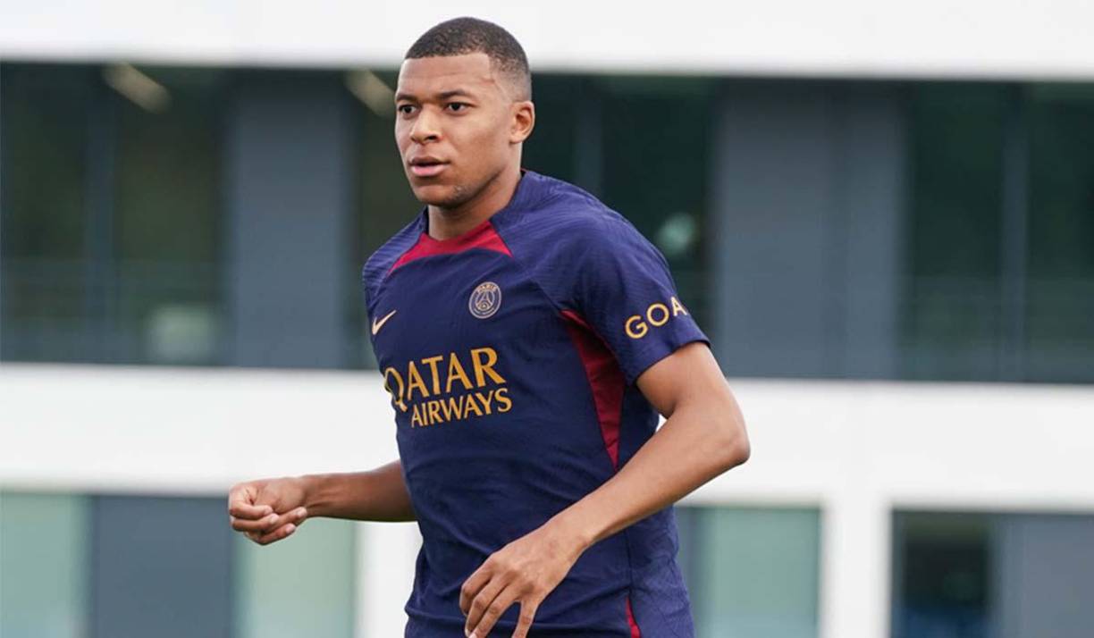 Según Frabrice Hawkins, periodista de RMC, Nasser Al- Khelaifi se reunió ayer con Mbappé antes del partido ante el Lorient. En ese encuentro hubo intercambios constructivos, que son los que han provocado la vuelta al grupo del delantero francés.