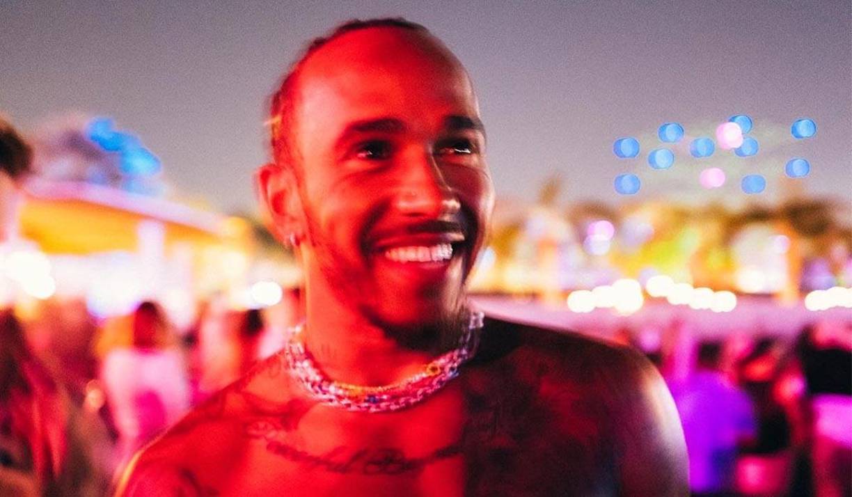 A pesar de que la relación entre Lewis Hamilton y la cantante colombiana Shakira parecía ya ser un hecho, este nuevo viaje del piloto inglés donde en duda las sospechas de los seguidores de ambos personajes. 