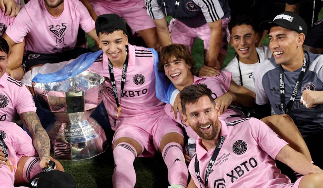 El futbolista de 36 años recibió el premio al mejor jugador de la competencia y también al goleador del certamen (convirtió 10 tantos). Festejó con el resto de sus compañeros y sorprendió a uno de ellos. 