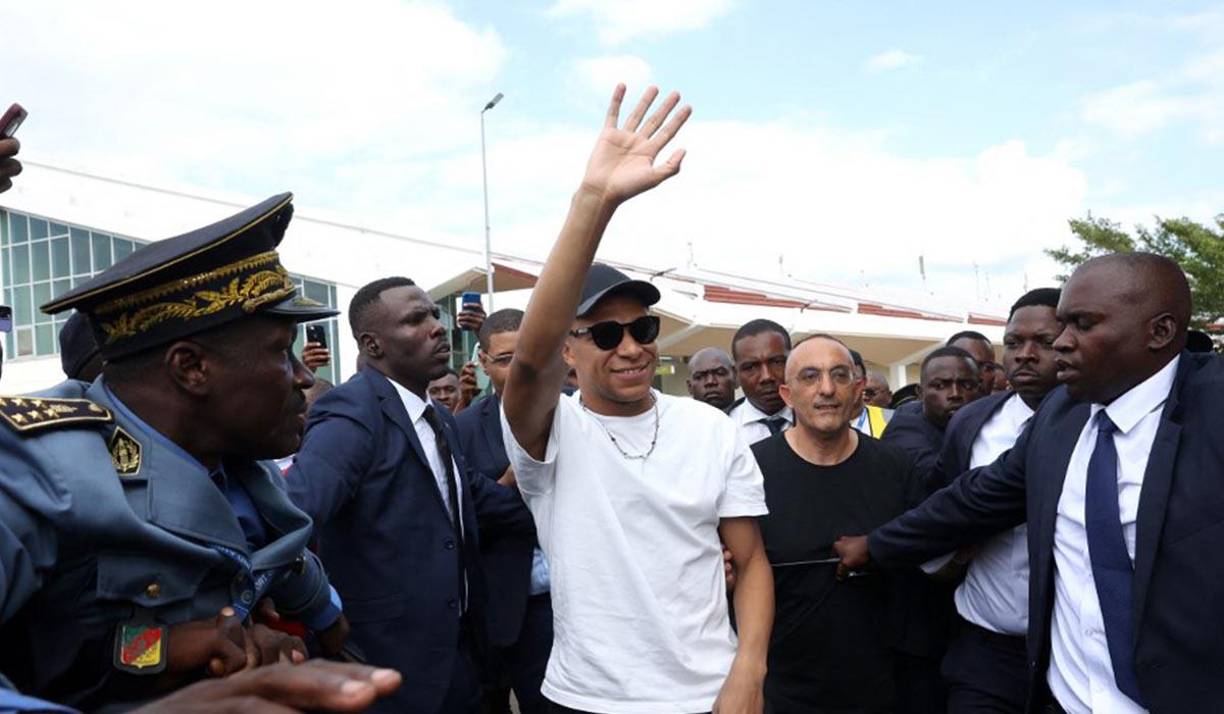 Unas 400 personas, entre curiosos y fans, que lucían en gran número la camiseta del PSG, recibieron al futbolista en la estación del aeropuerto de Yaundé, la capital del país.