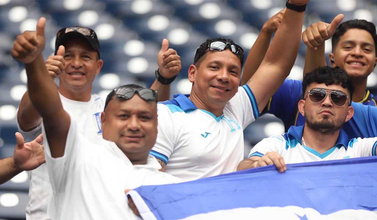 Hondureños presentes en el interior del estadio.