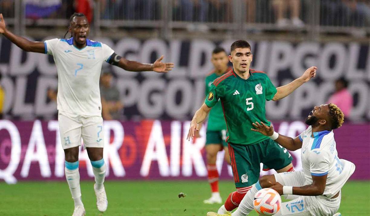 Jorge Benguché evidenció su frustración en el momento que estuvo en el campo y posteriormente al momento de ser reemplazado.