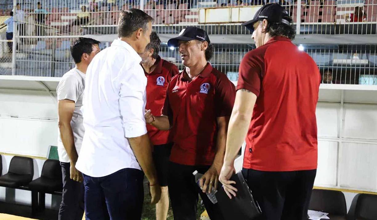 ¿Qué se habrán dicho? La plática entre Hernán Medina y Pedro Troglio.