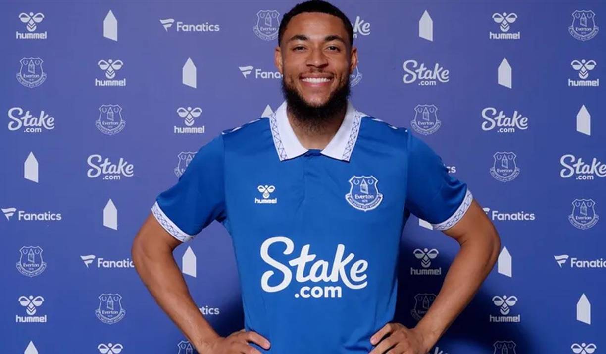 El delantero neerlandés Arnaut Danjuma es nuevo jugador del Everton, llega procedente del Villarreal de España. Firmó por una campaña.