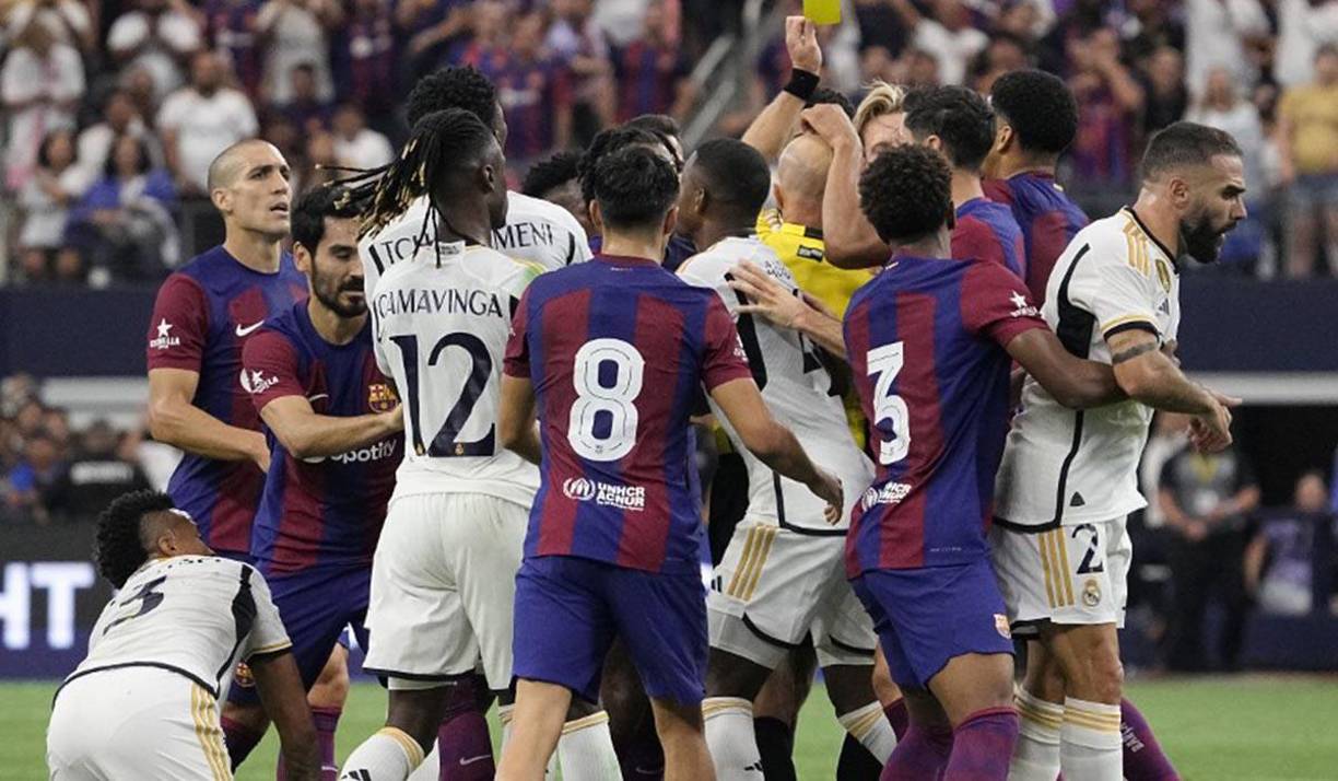 Valverde llegó a empujar a De Jong y de ahí todo se desató... Todos se empujaban entre sí.