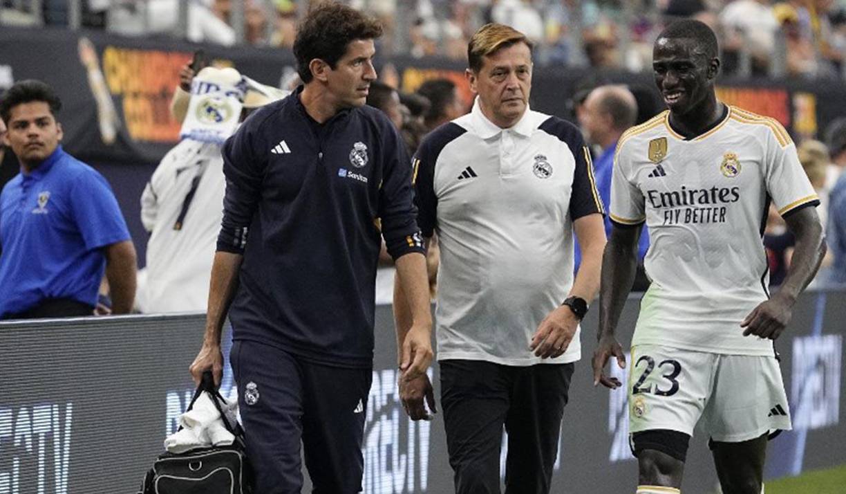 El lateral Mendy fue otro de los lesionados que dejó el clásico.